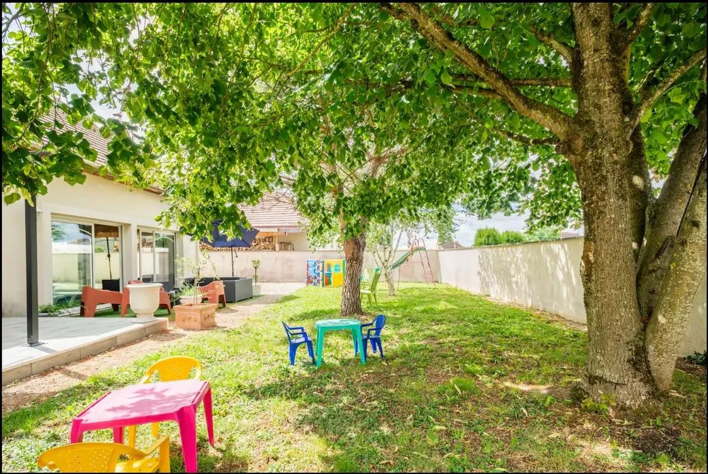 Jardin arboré et pelouse à l'arrière de la villa