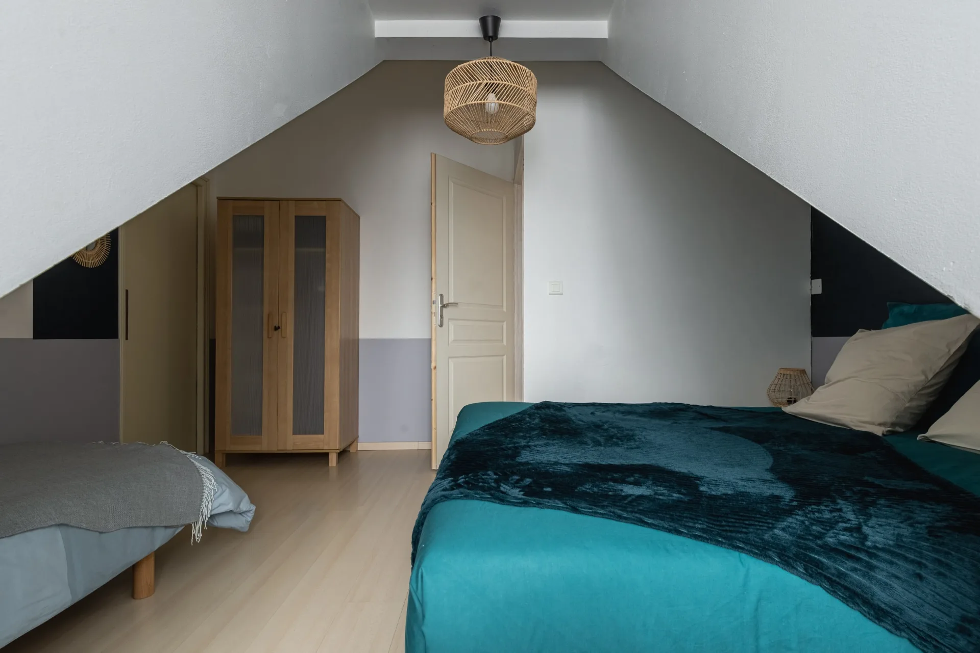 Chambre avec lit double et décoration chaleureuse