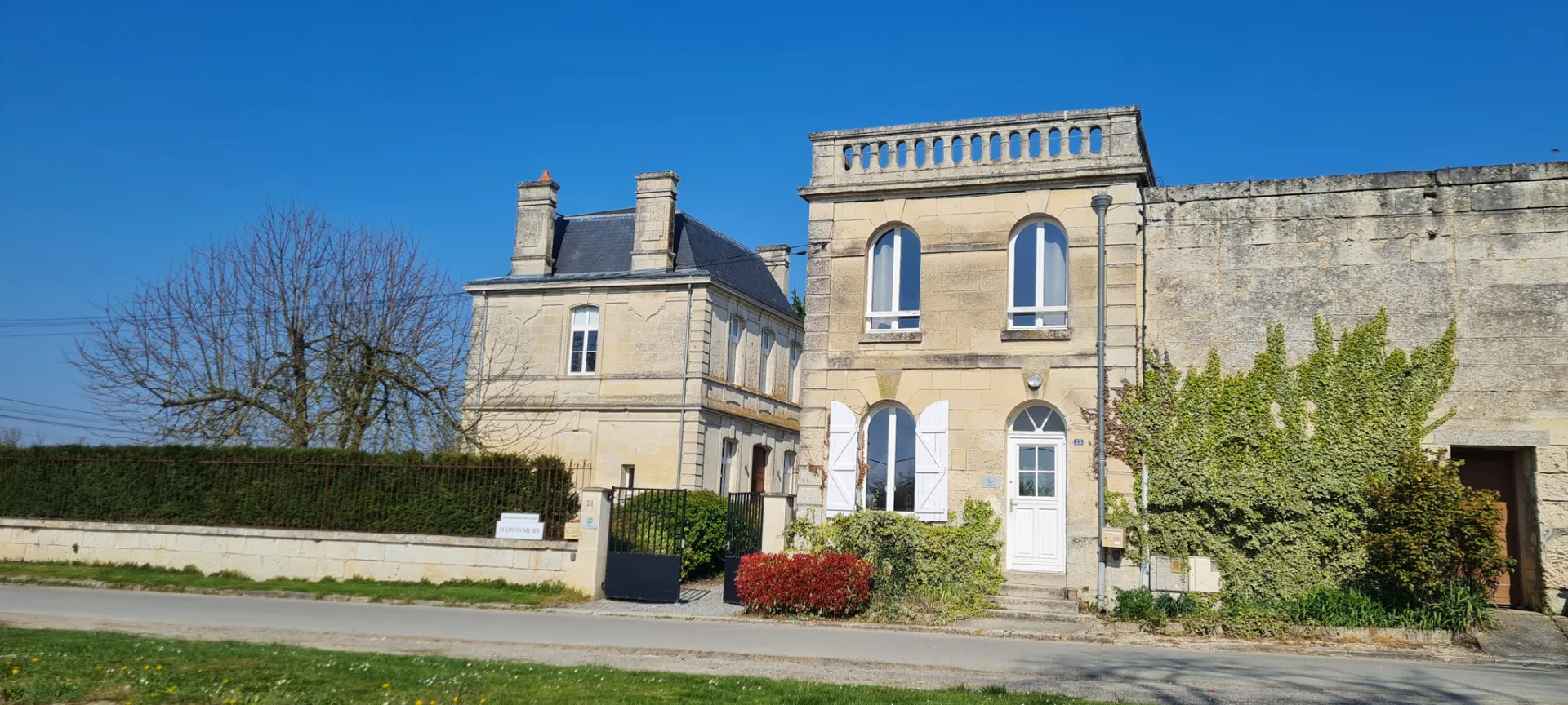 Gîte de groupe Maison Mury à Septmonts — Façade en pierre de la Maison Mury avec grille d'entrée et jardin, capacité 15 personnes