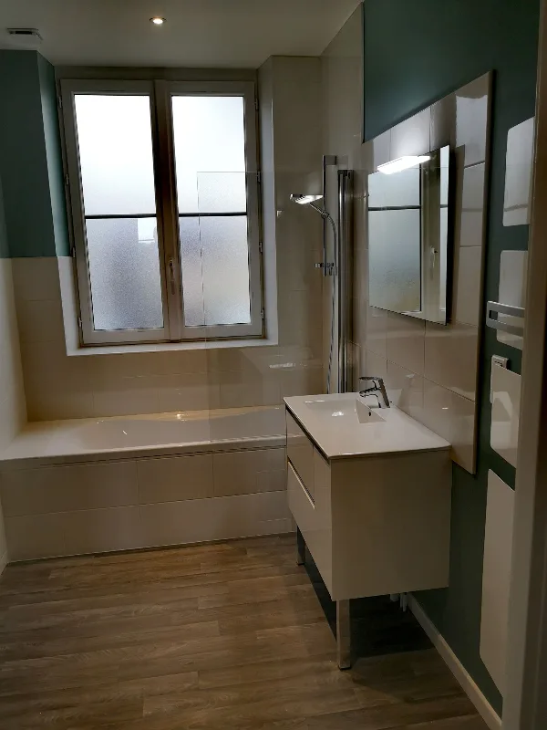 Salle de bain avec baignoire, douche italienne et double vasque