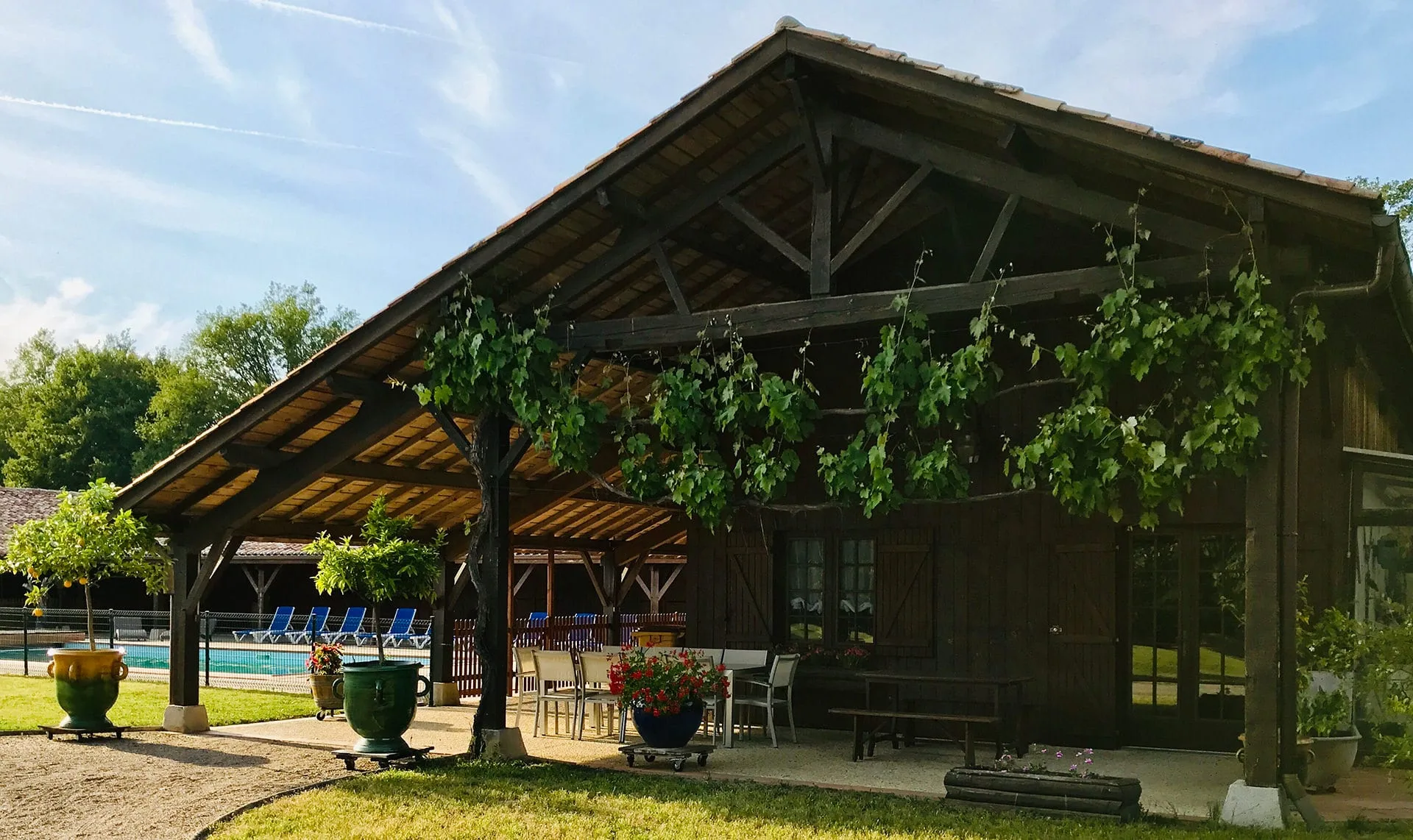 Le Gîte de Groupe et sa piscine, hébergement pour 15 personnes au cœur du domaine