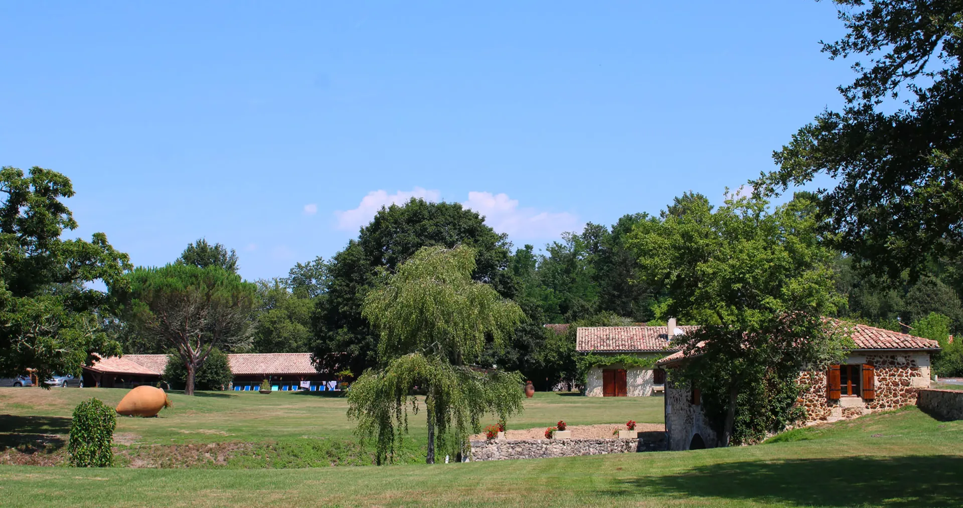 Vaste jardin arboré du domaine de l'Airial des Monges, cadre boisé et paisible