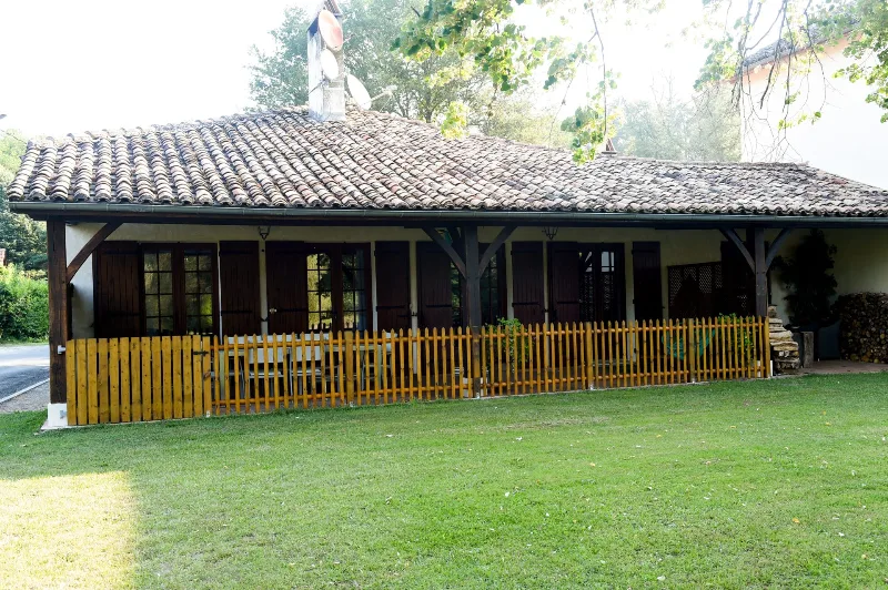 Extérieur du Gîte Nature & Détente avec sa terrasse donnant sur l'étang du domaine