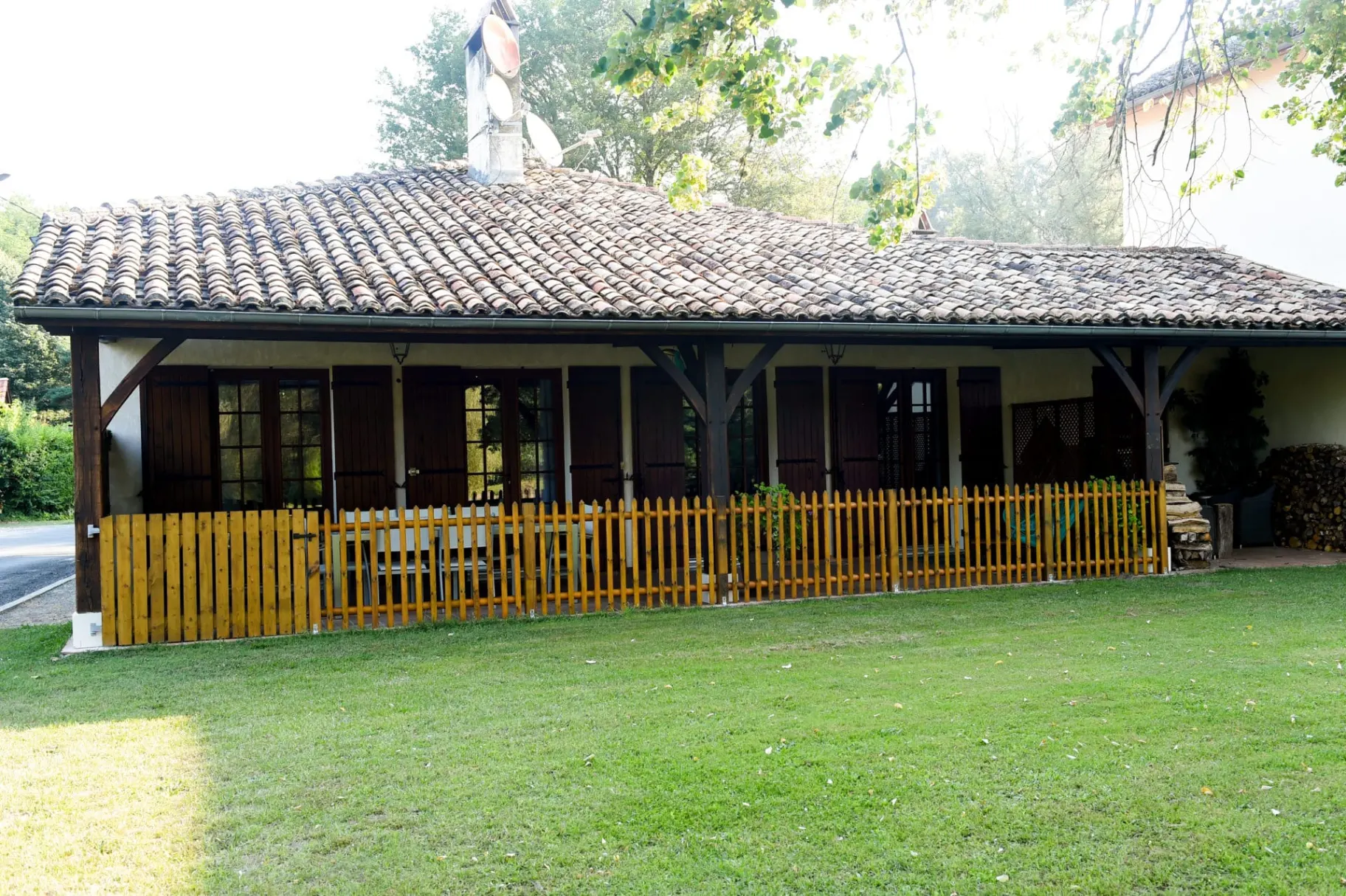 Extérieur du Gîte Nature & Détente avec sa terrasse donnant sur l'étang du domaine