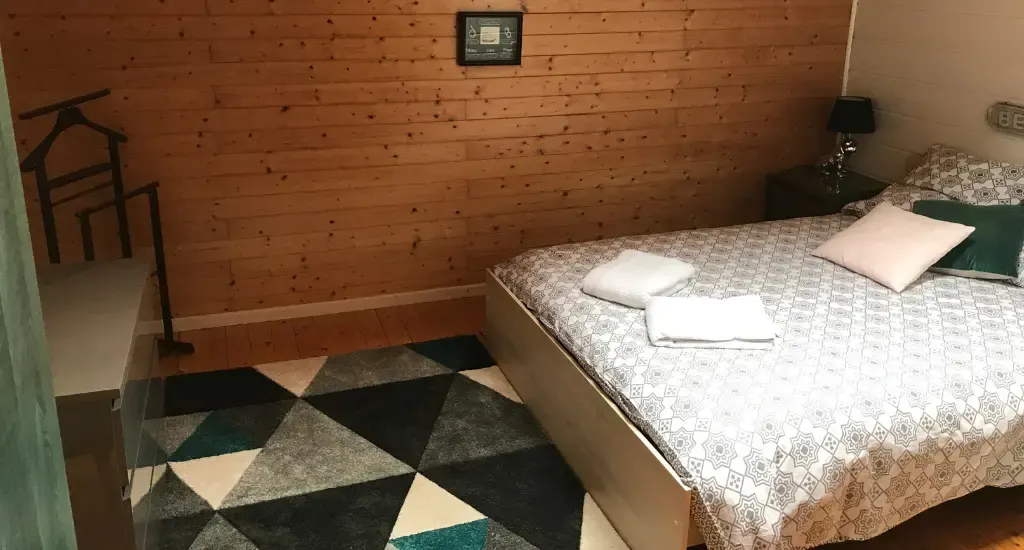 Chambre du Gîte de Groupe avec lit double, ambiance chaleureuse et lumineuse
