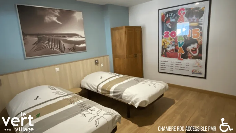 Chambre accessible PMR au rez-de-chaussée avec deux lits simples