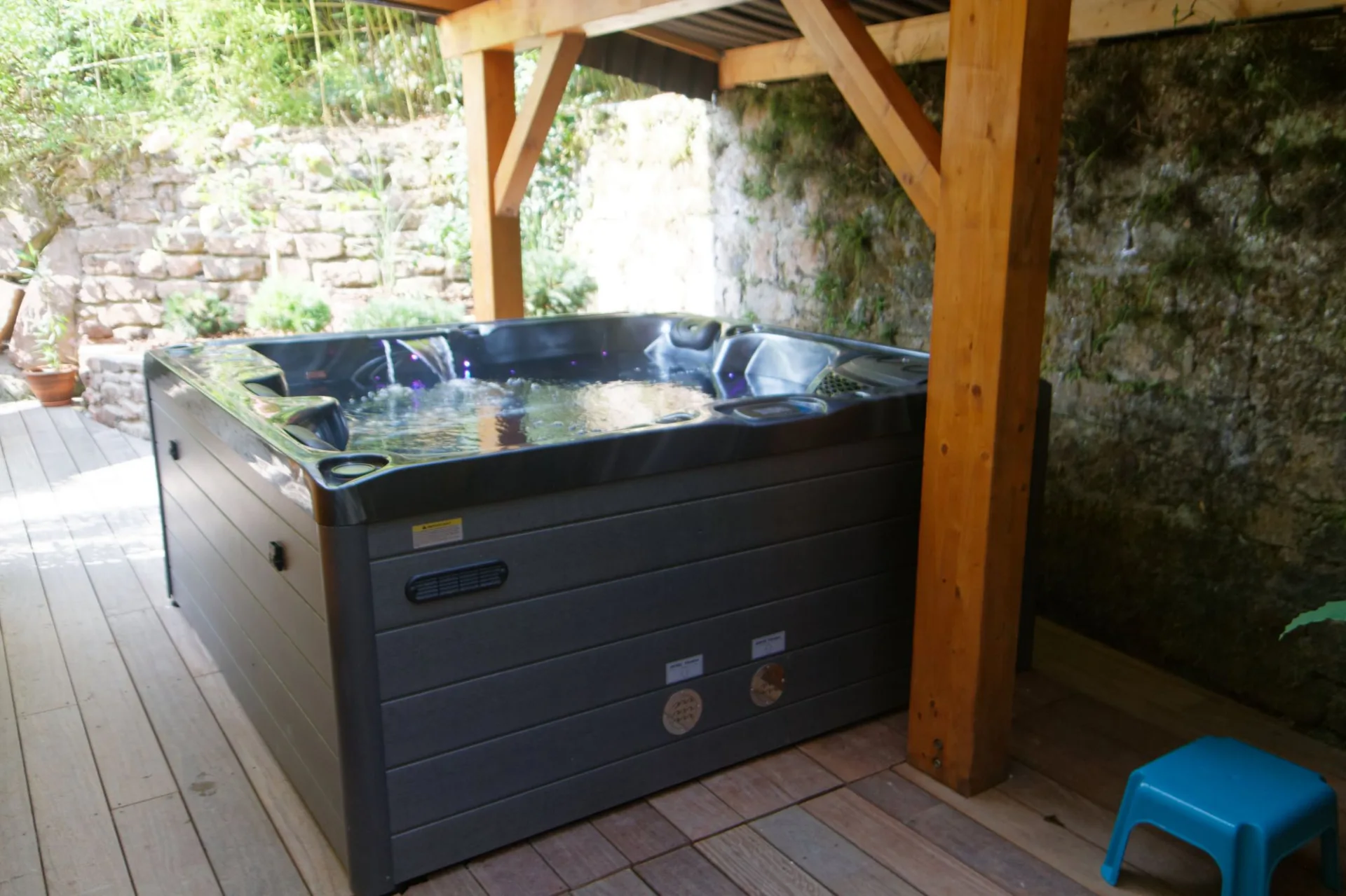 Piscine extérieure chauffée avec terrasse en bois et transats bleus