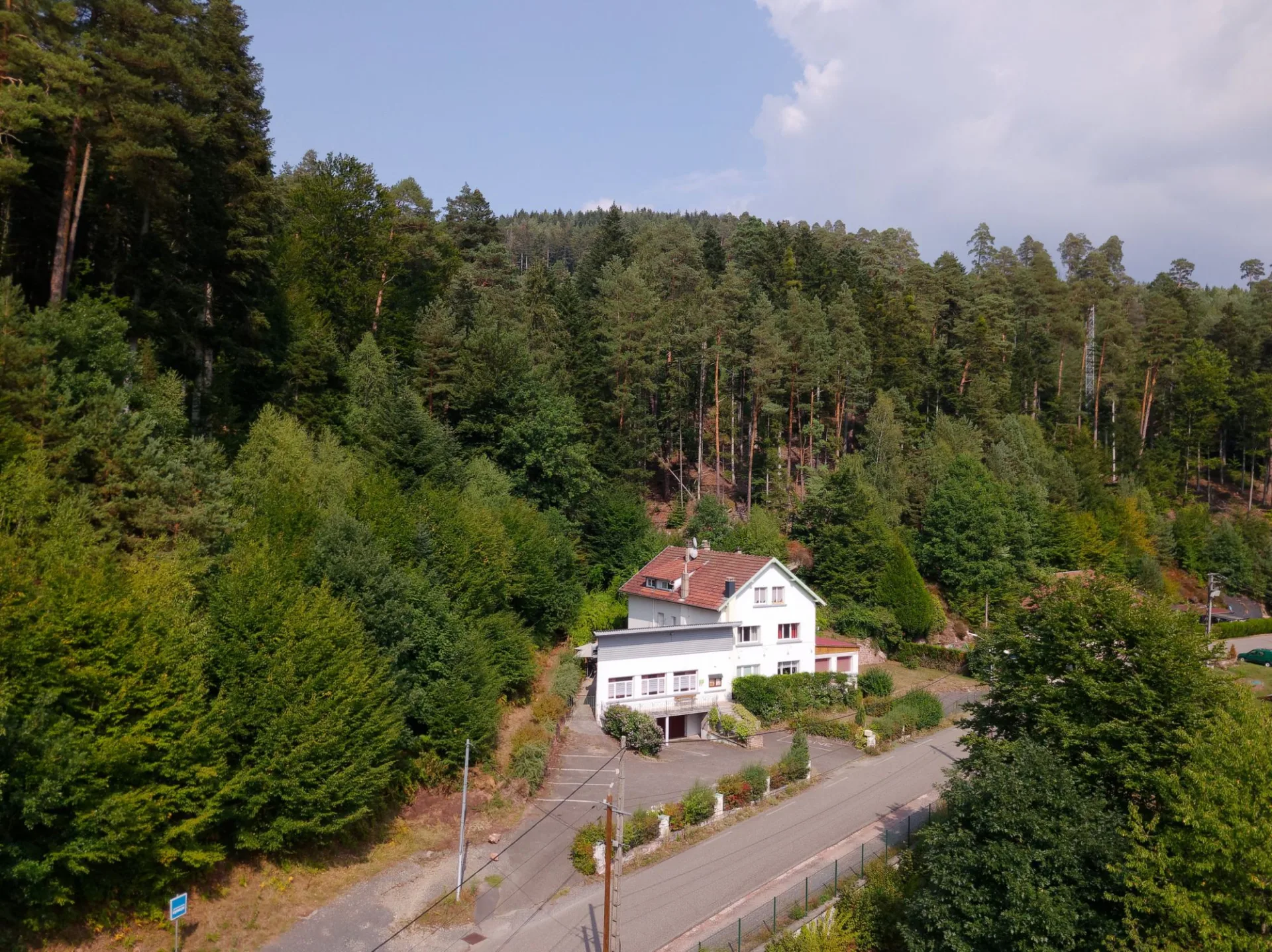 Vue aérienne du domaine du Kysithal entouré de sapins et de la forêt vosgienne