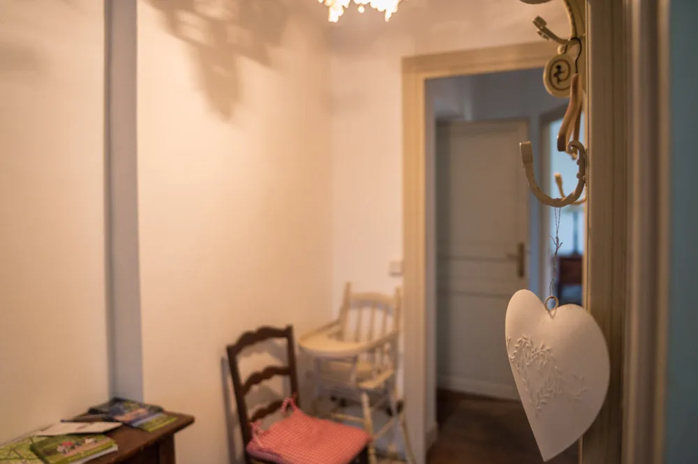 Chambre double avec lits jumeaux, ciel de lit en voile blanc et mobilier ancien