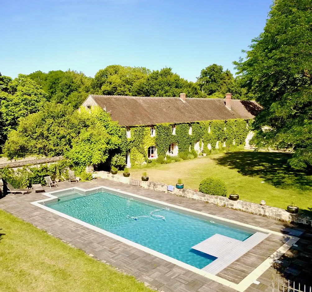 Gîte de groupe Le Village Potager - Gîte Myriade à Saint-Pierre-lès-Nemours — Vue de la ferme du 18ème siècle couverte de lierre avec sa grande piscine extérieure, capacité 22 personnes