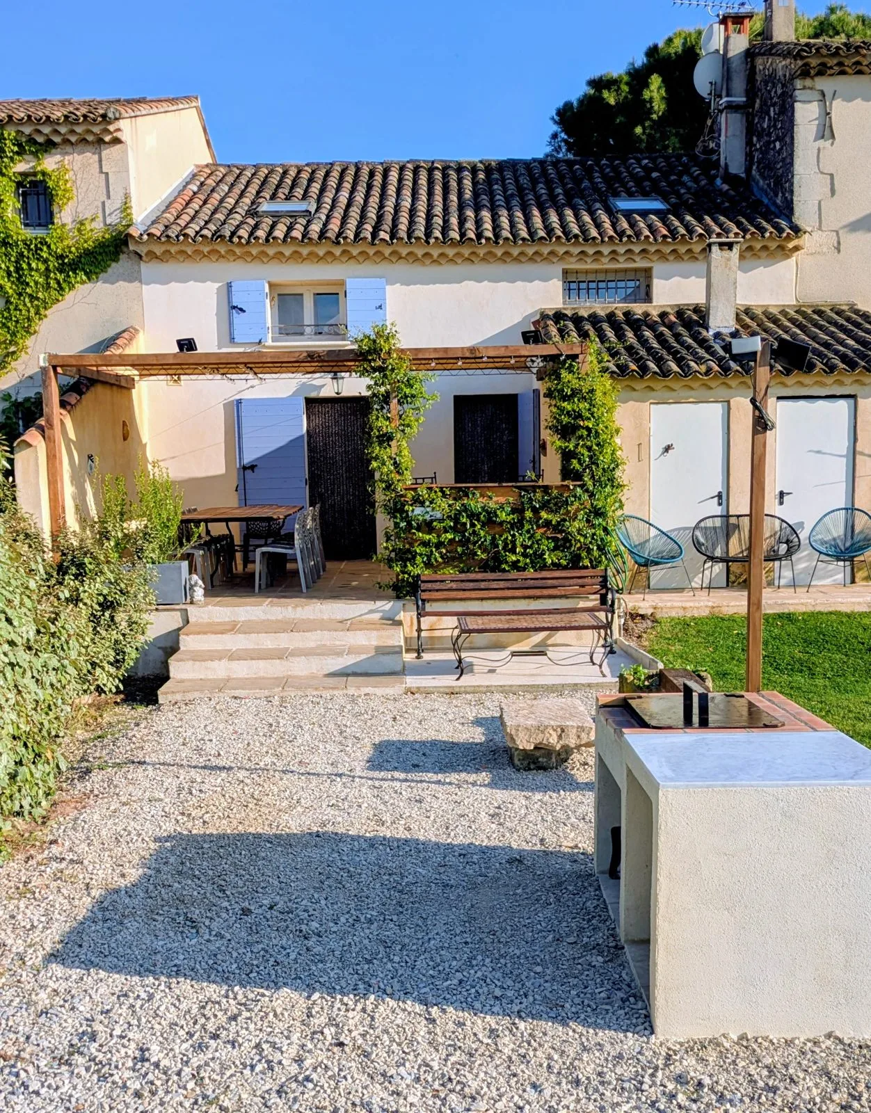 Gîte de groupe Les Cigales - Gîtes du Mas Provençal à Mallemort — Mas provençal du 19ème siècle avec toit en tuiles, pergola en bois et terrasse ombragée, capacité 10 personnes