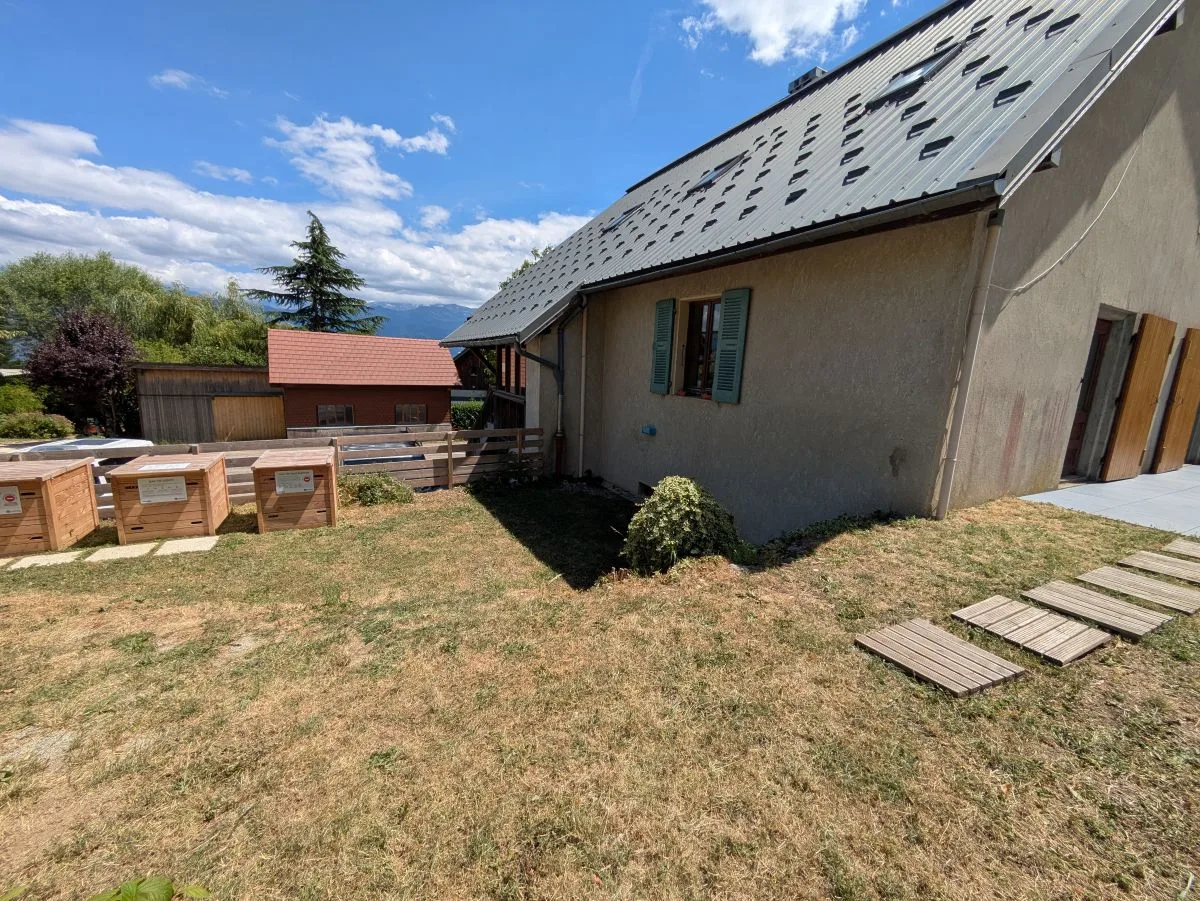 Jardin extérieur avec vue dégagée sur le massif de Belledonne