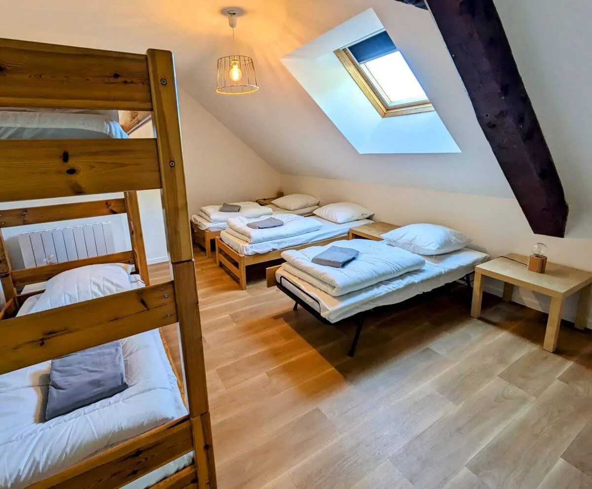 Chambre de 5 personnes avec lits simples et salle de bain privative