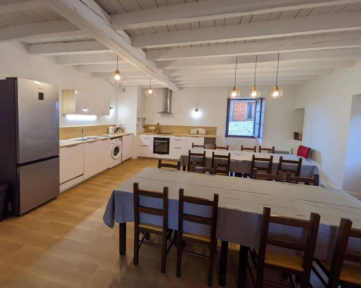 Cuisine familiale équipée avec plan de travail et rangements