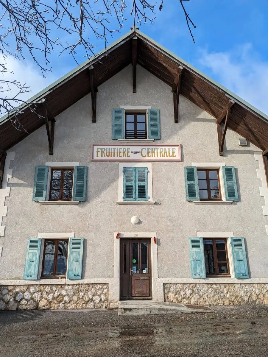 Entrée du gîte avec vue sur les massifs de Chartreuse et Belledonne