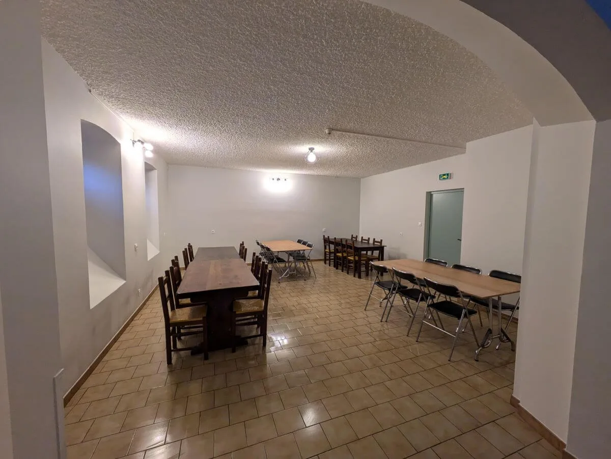 Salle de réception pouvant accueillir jusqu'à 30 personnes pour les repas de groupe