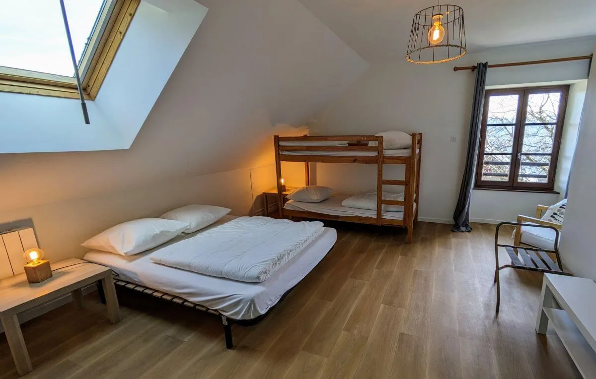 Chambre familiale avec lit double et lit superposé