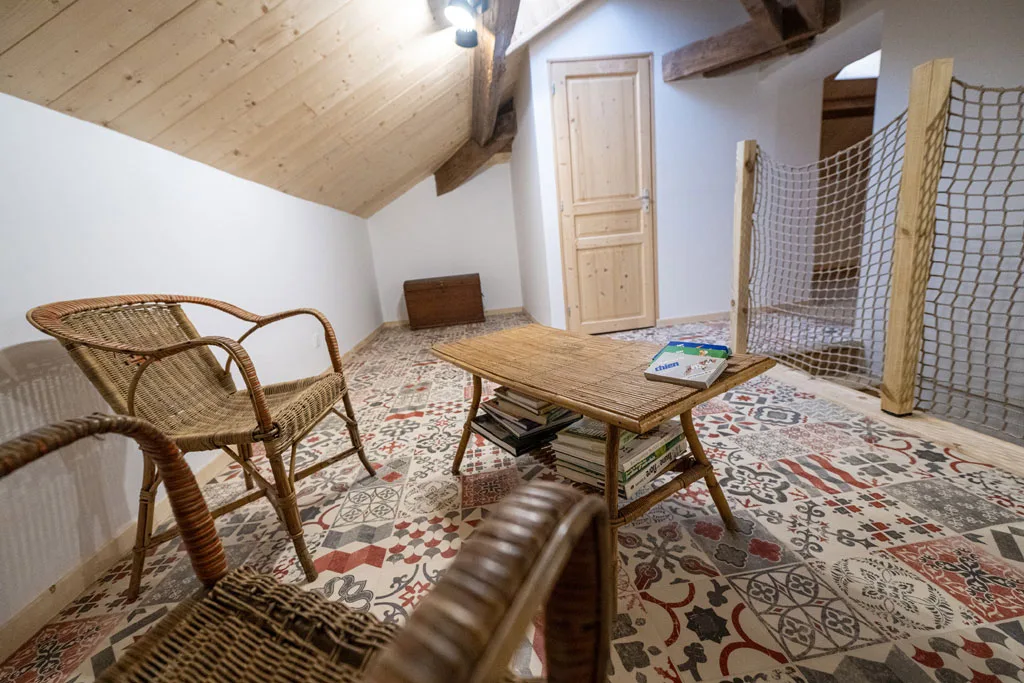 Petit salon de l'annexe avec fauteuils en rotin et table basse