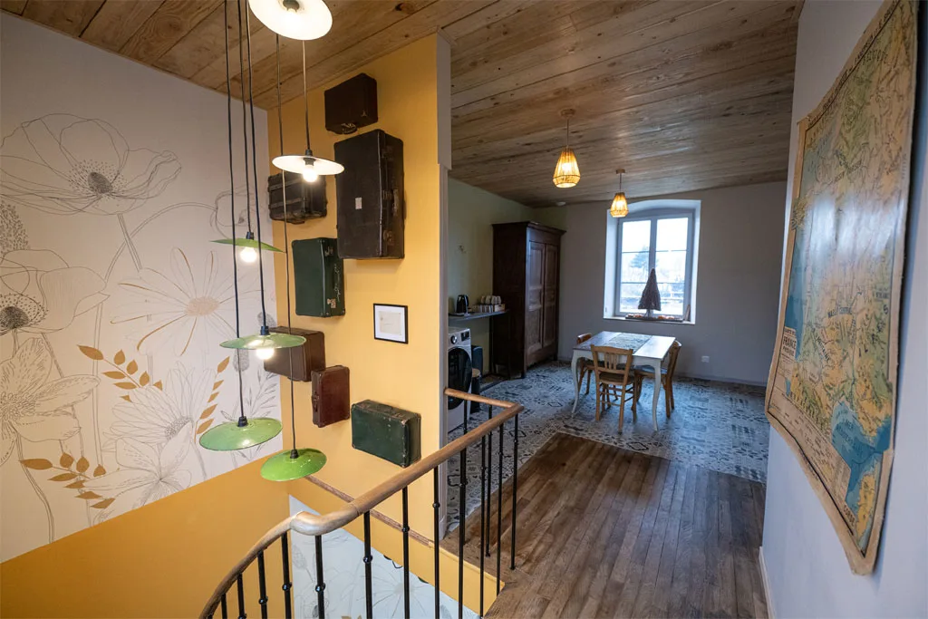 Couloir à l'étage avec décoration vintage de valises anciennes