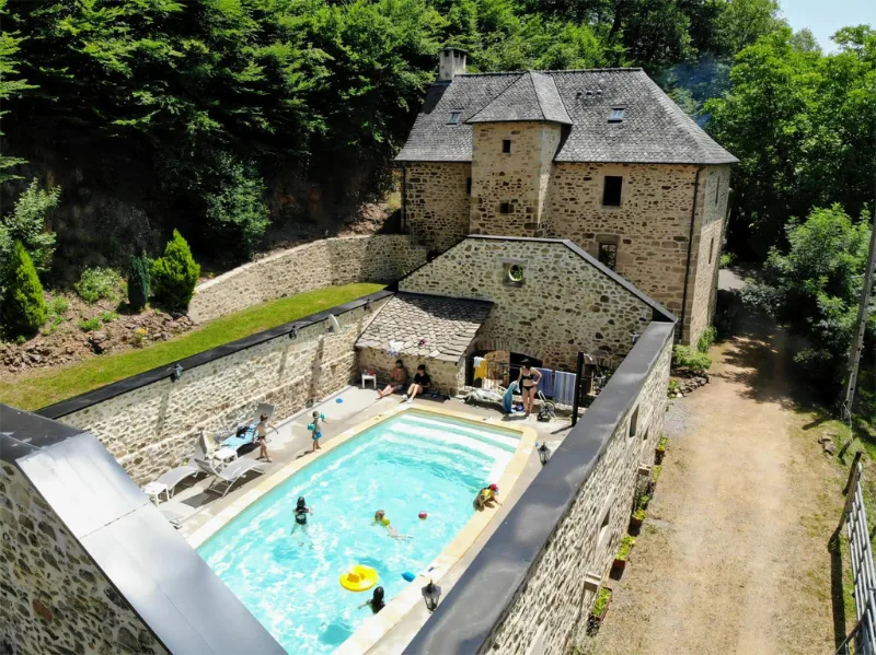 Vue aérienne du gîte en pierre du Limousin avec sa piscine chauffée entourée de murets