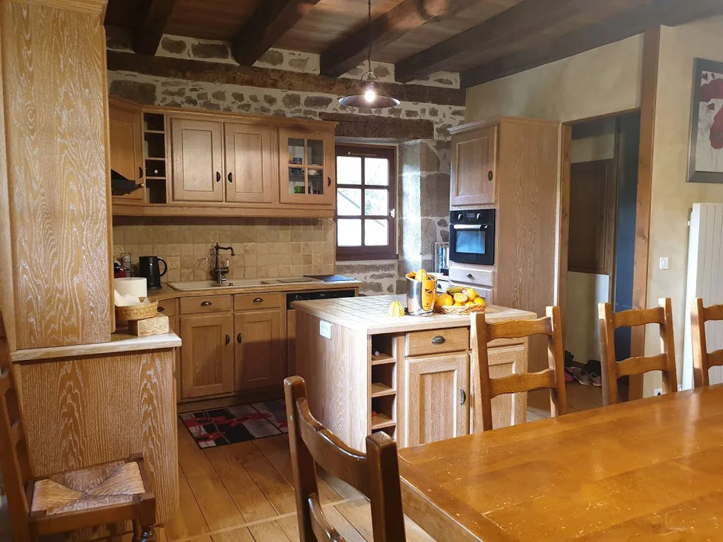 Espace détente extérieur couvert avec baby-foot et ping-pong au pied du gîte