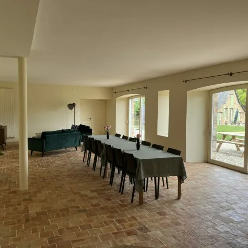 Salle à manger et salon donnant sur une terrasse extérieure