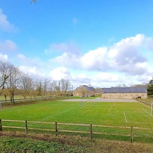 Terrain de sport extérieur clôturé au milieu de la campagne