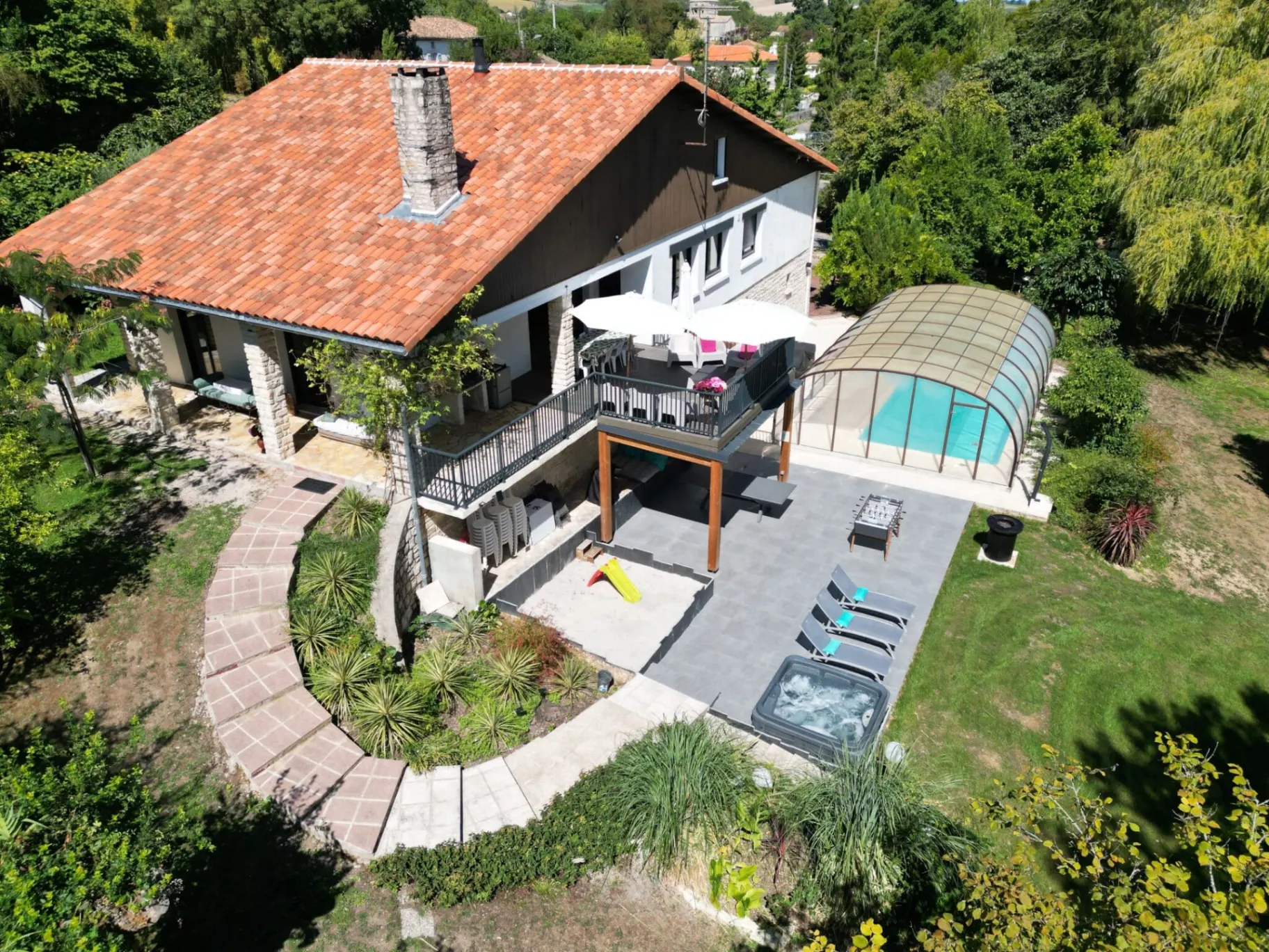 Grande terrasse et piscine couverte chauffée entourée d'un jardin arboré de 3600 m²