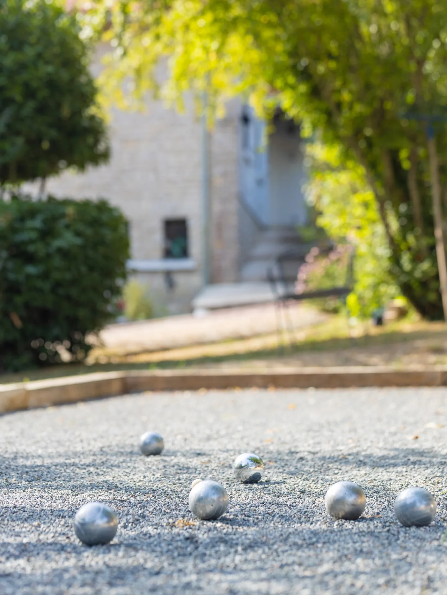 Terrain de pétanque dans le jardin devant la maison en pierre