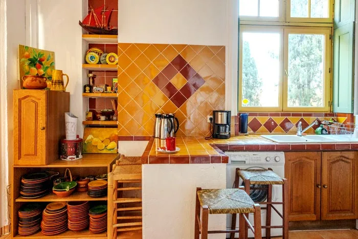 Cuisine équipée aux carreaux de faïence catalane orangée et rouge
