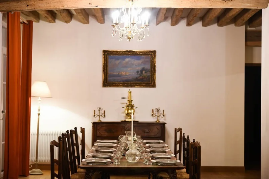 Table dressée avec chandelles pour un dîner de groupe