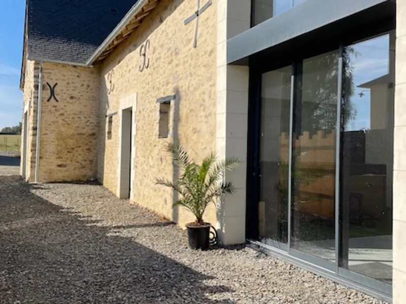 Vue extérieure de la maison et de ses abords arborés