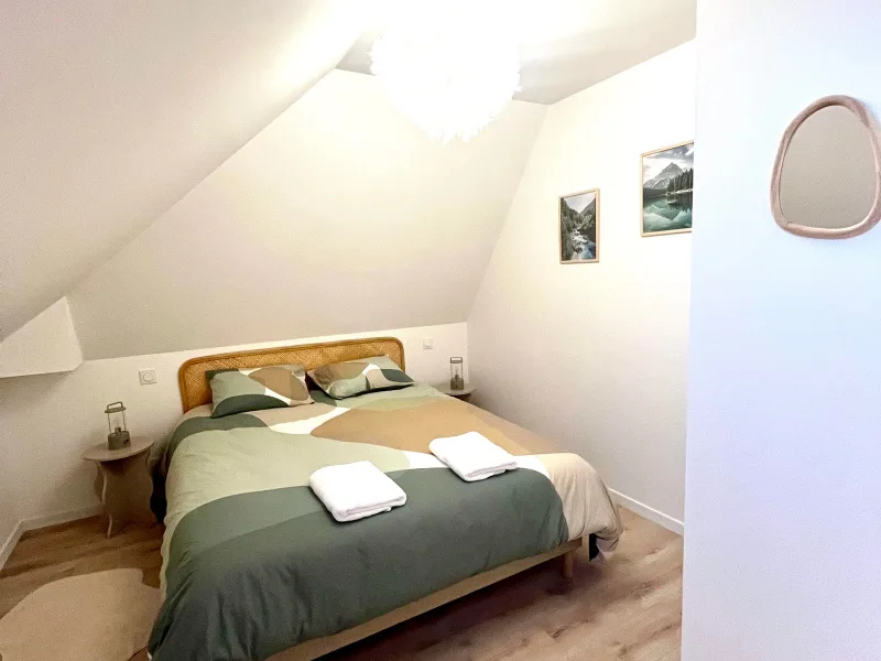 Chambre lumineuse avec lits et literie soignée