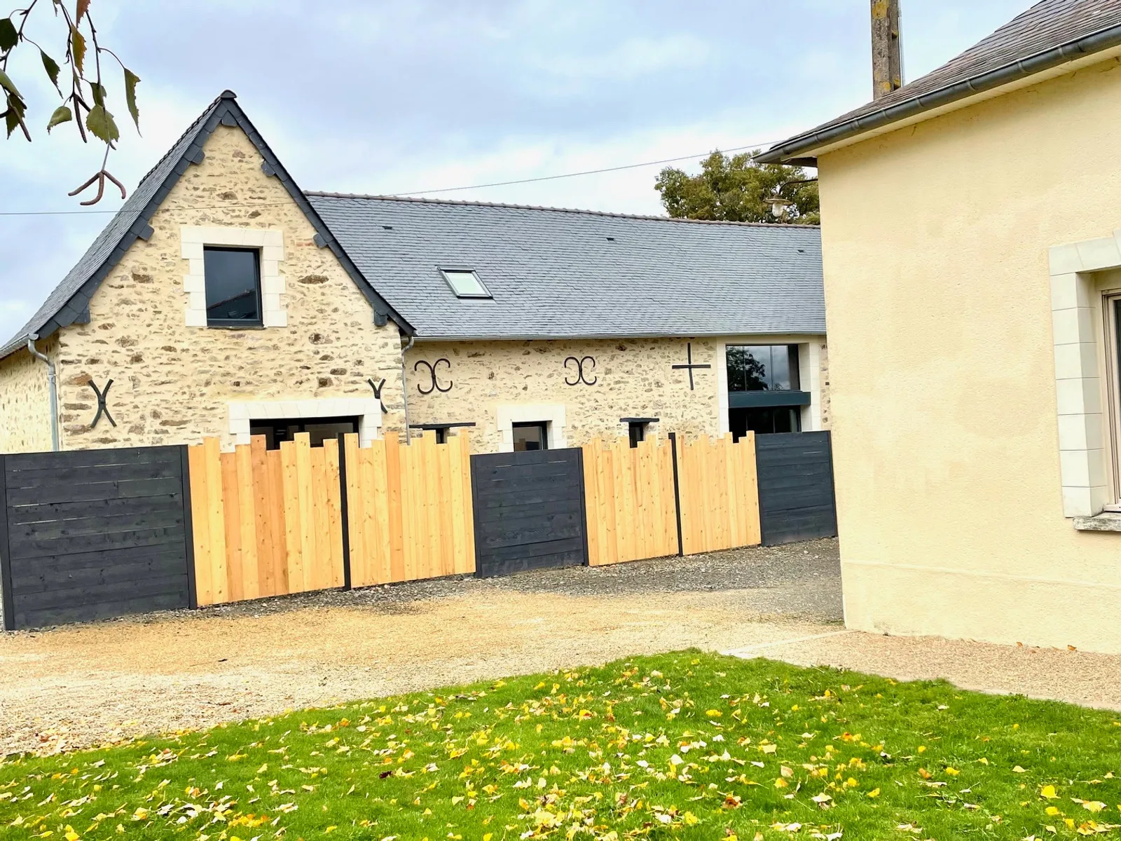 Gîte de groupe La Dadinière à Prée-d'Anjou — Façade en pierre de La Dadinière avec jardin et environnement champêtre, capacité 15 personnes