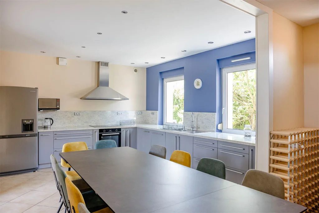 Grande salle à manger avec longue table pouvant accueillir tous les convives