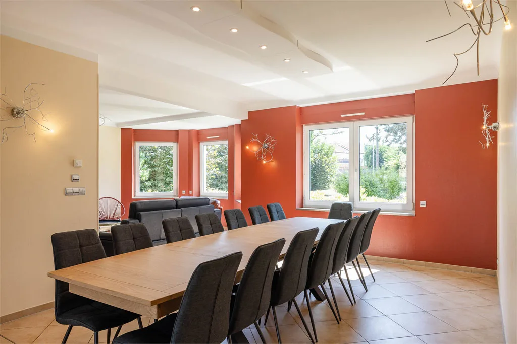 Salon spacieux avec canapés, fauteuils et cheminée dans une ambiance chaleureuse