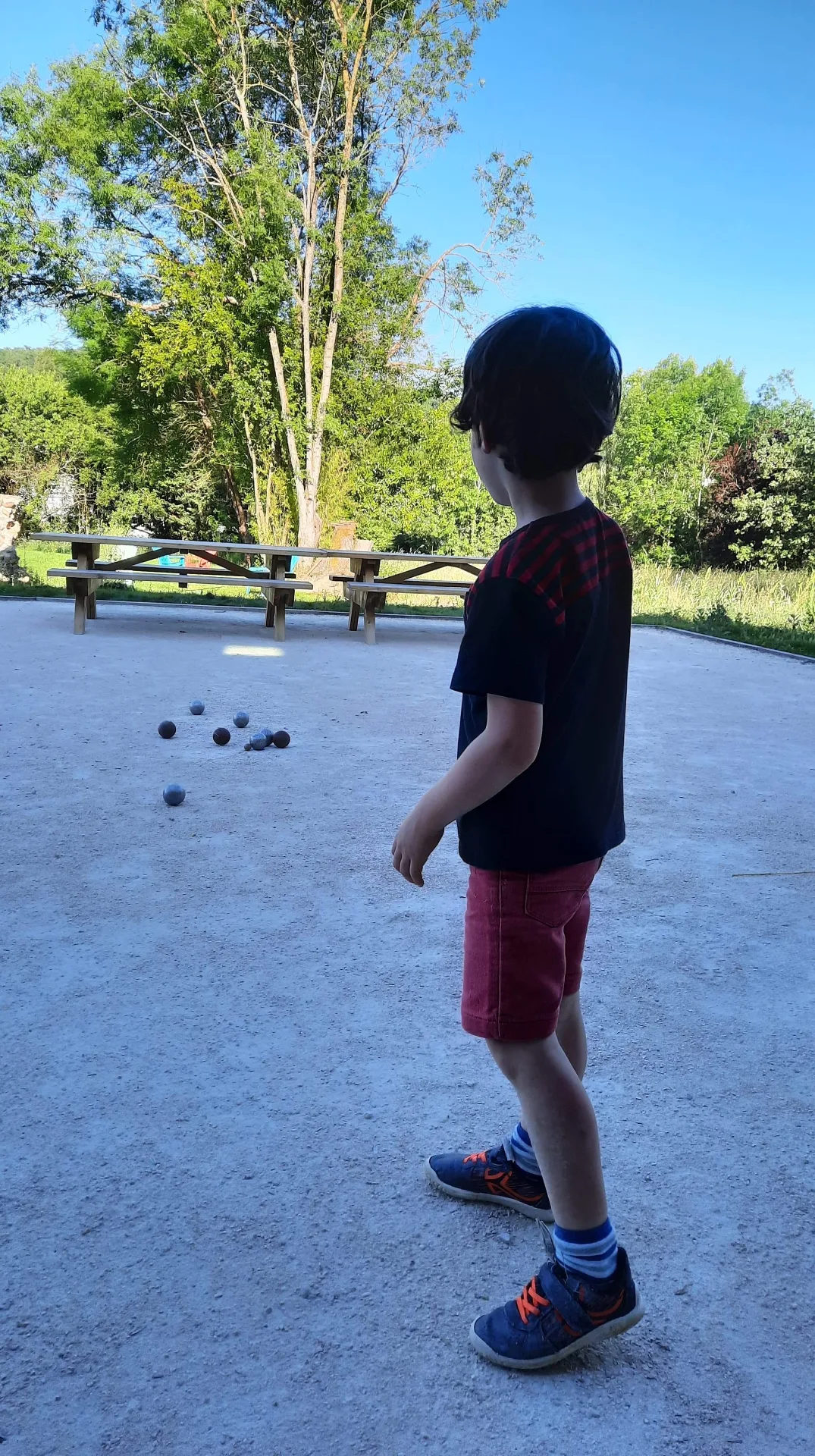 Groupe jouant au ballon dans le grand jardin arboré face à la bâtisse