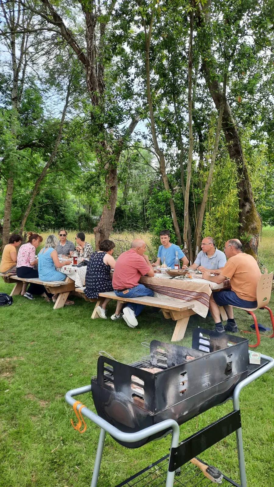 Partie de pétanque dans le jardin du gîte, ambiance familiale