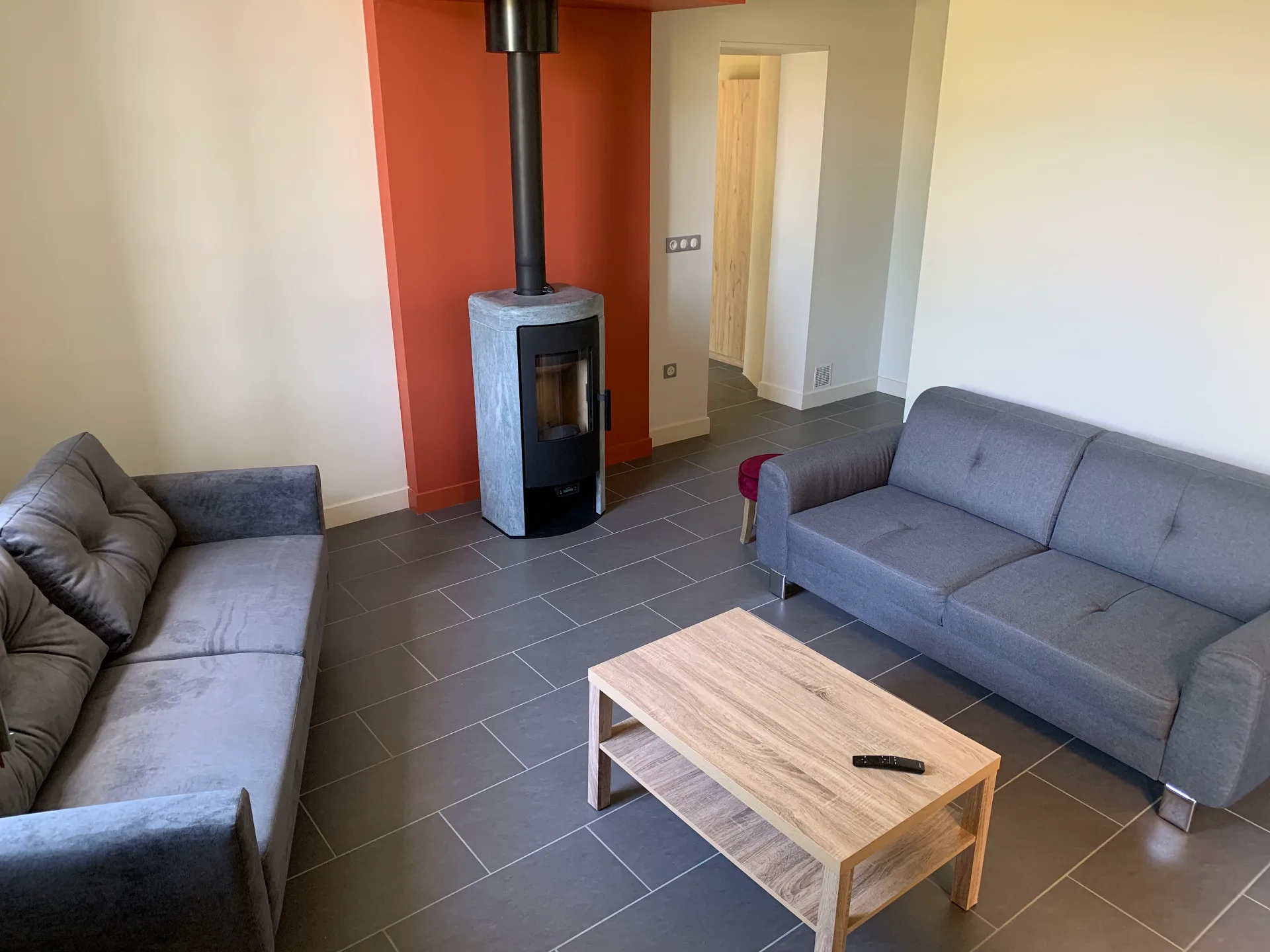 Grande salle à manger avec tables pour les repas collectifs