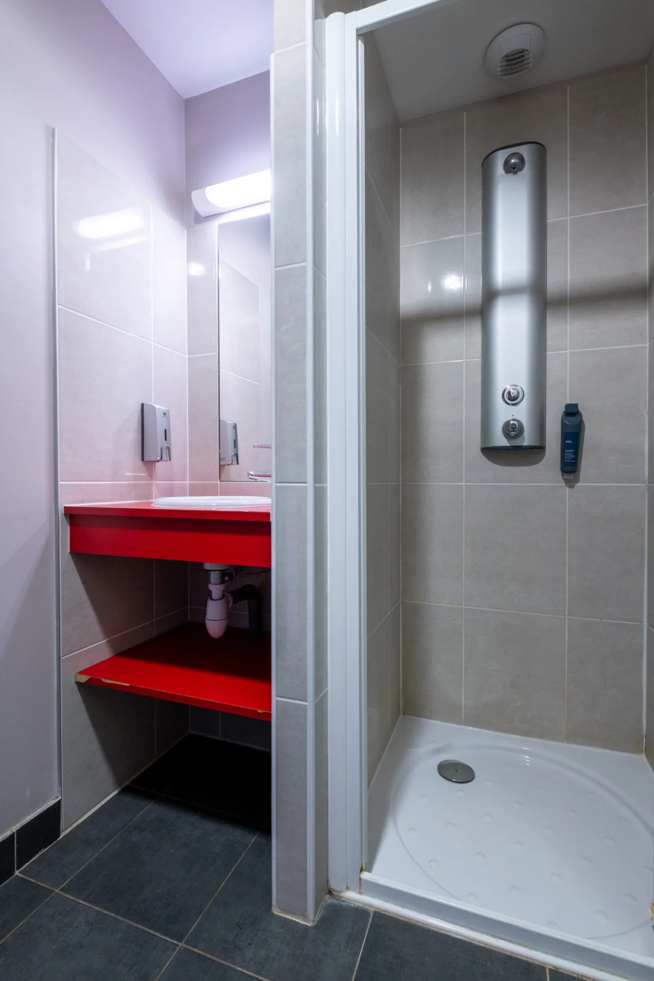 Salle d'eau privative avec douche et lavabo