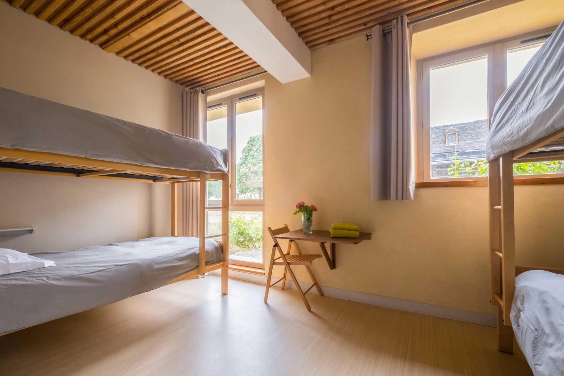Chambre avec quatre lits superposés pour l'hébergement en groupe