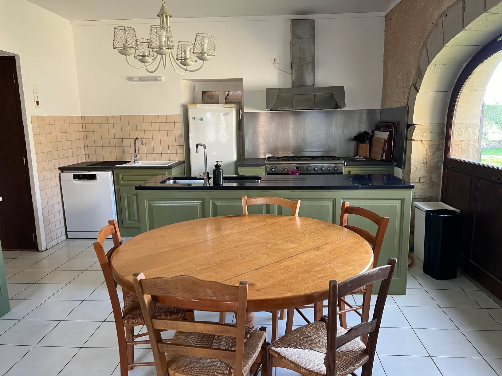 Cuisine équipée avec piano de cuisson 5 feux et grand plan de travail