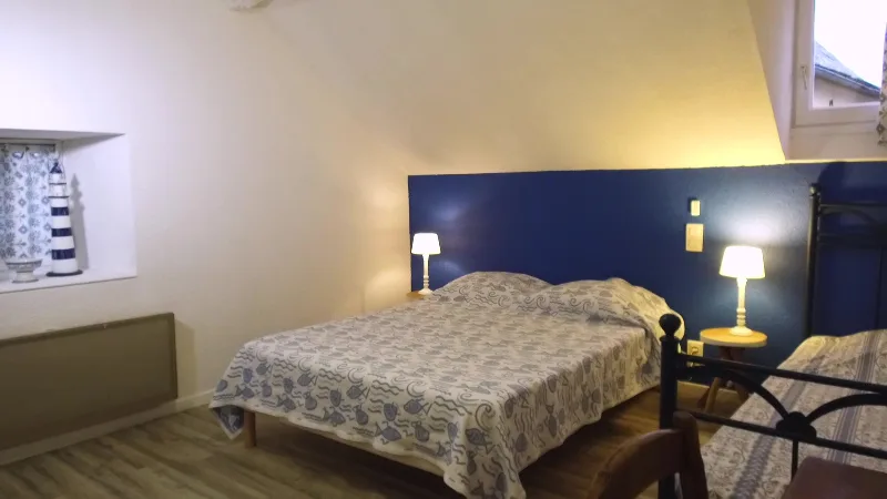 Chambre Bleue avec lit double et lit simple, salle d'eau privative