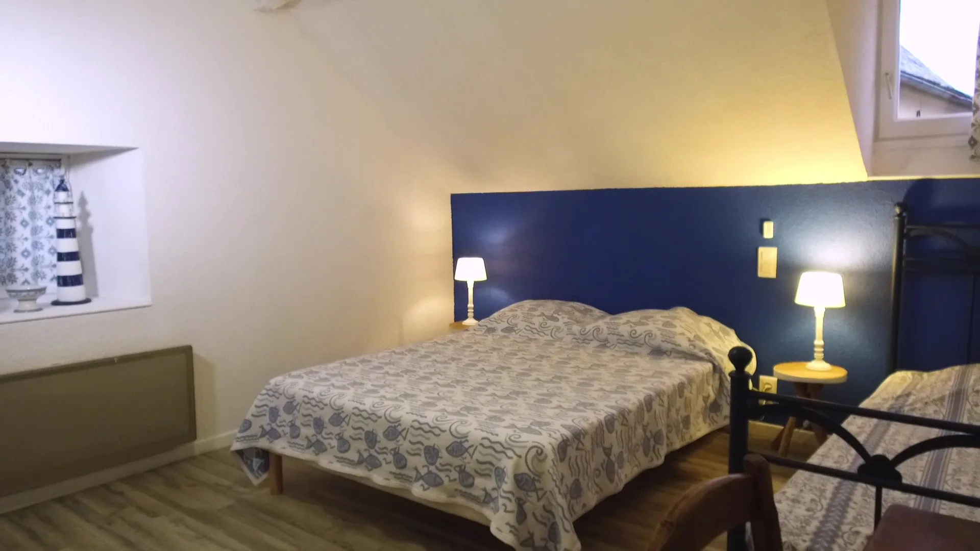 Chambre Bleue avec lit double et lit simple, salle d'eau privative