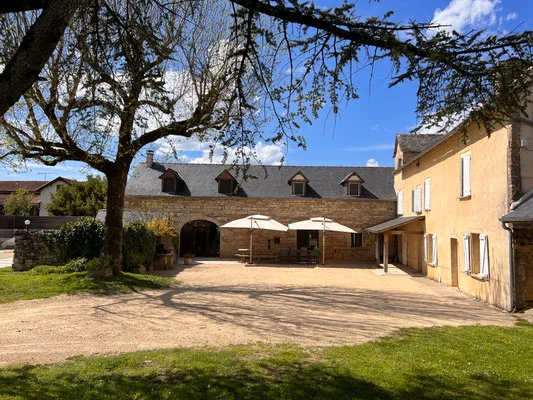 Cour intérieure de la maison de vacances avec terrasses ombragées
