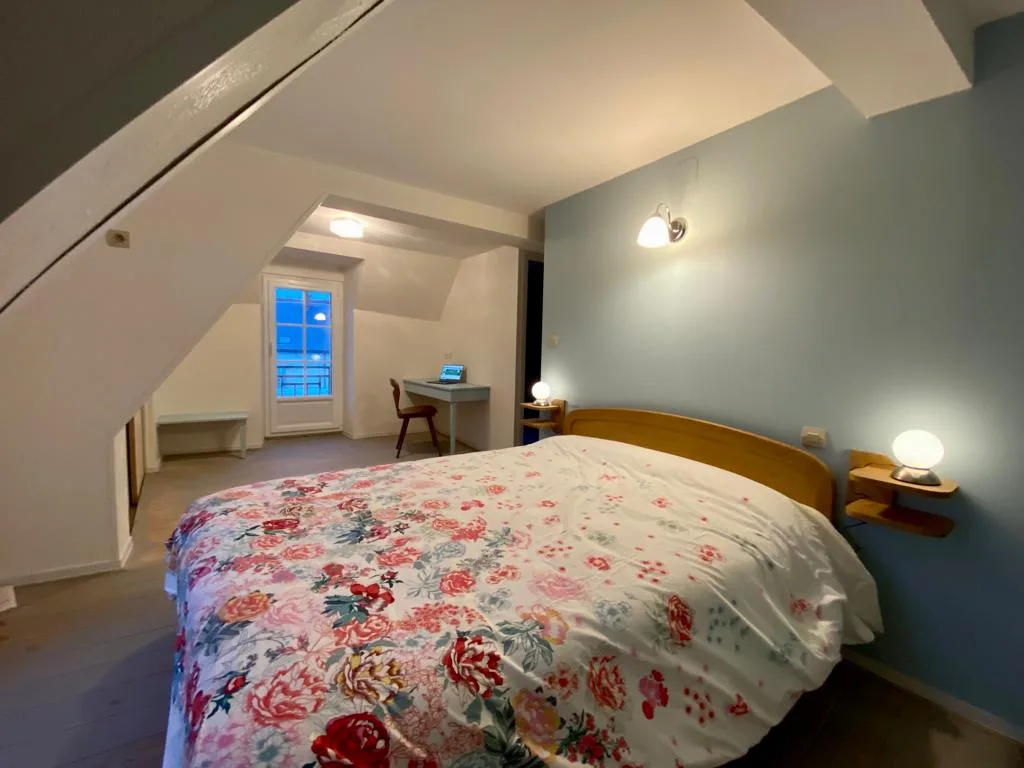 Chambre lumineuse avec literie de qualité et salle de bain privative