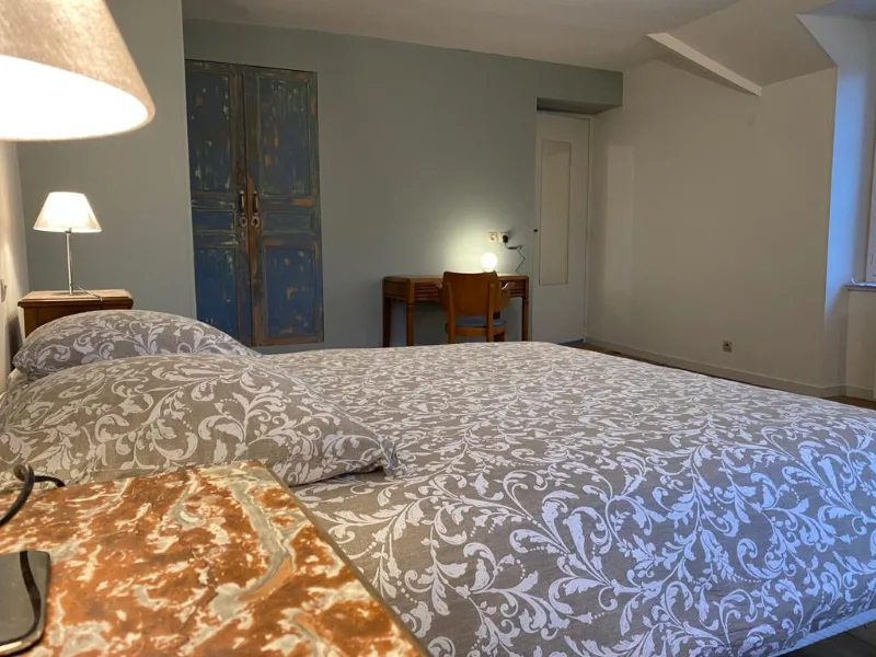 Chambre à l'étage avec décoration soignée et salle d'eau attenante