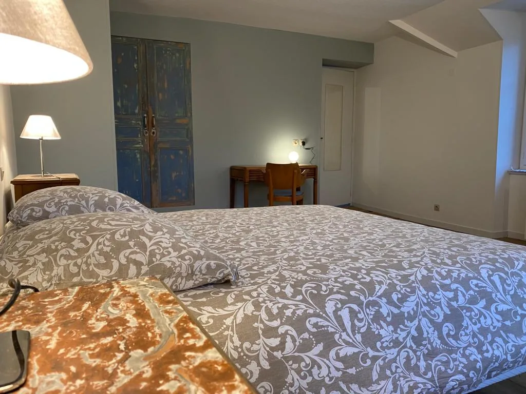 Chambre à l'étage avec décoration soignée et salle d'eau attenante