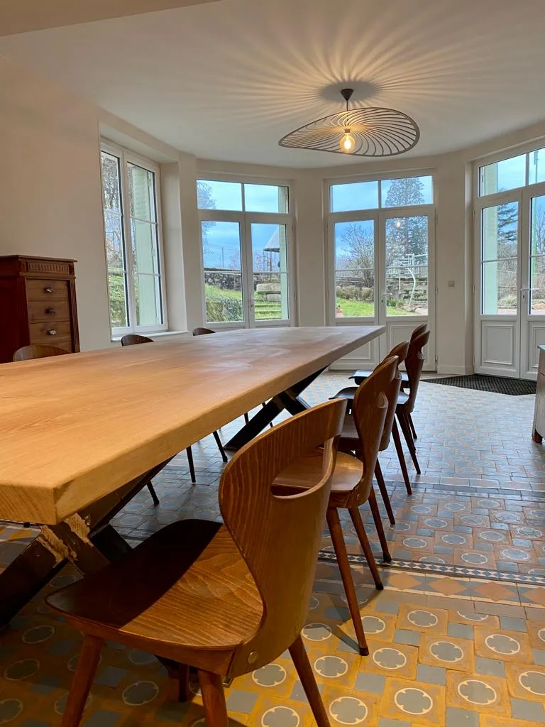 Salle à manger avec grande table en bois pour 15 convives, sol en carreaux de ciment d'époque