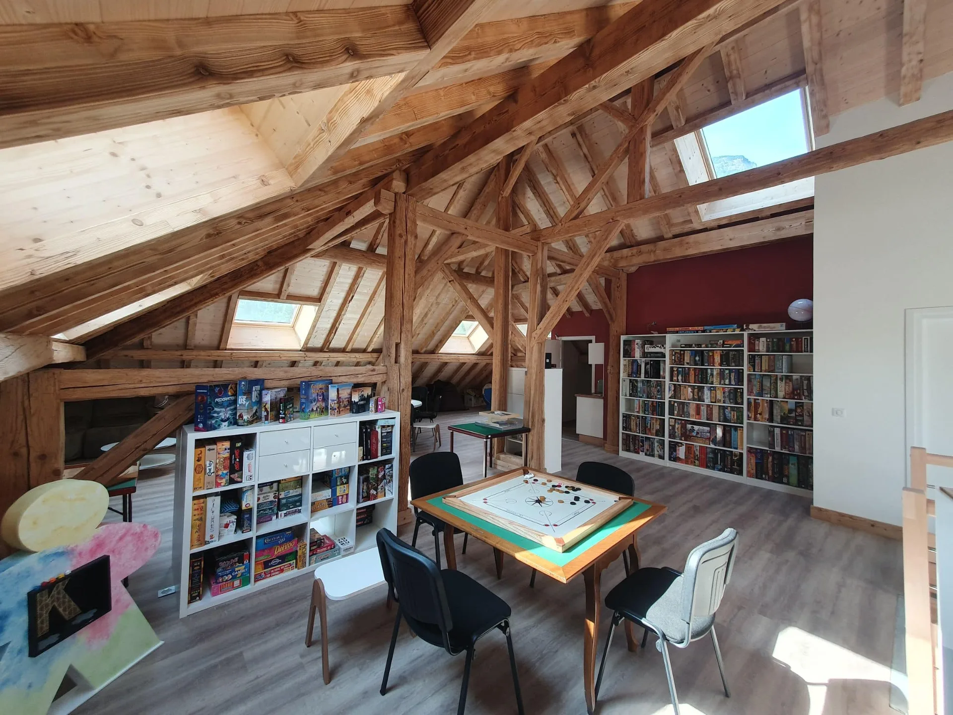 Salle de séminaire aménagée en U avec vidéoprojecteur et buffet petit-déjeuner